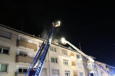 Stuttgart Ost: Mehrere Verletzte bei Dachstuhlbrand